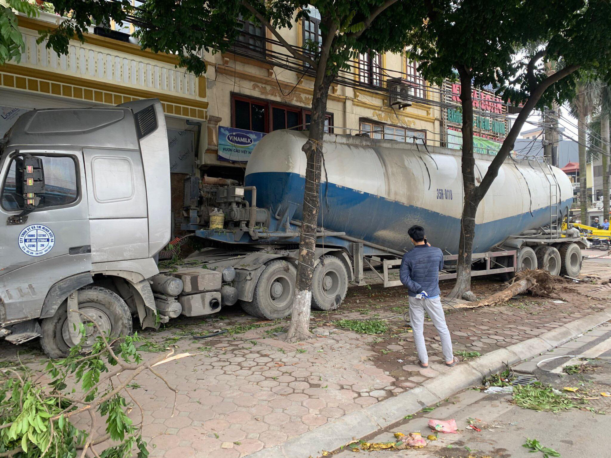 Hà Nội: Xe bồn lao lên vỉa hè, tông bật gốc cây - Ảnh 3.