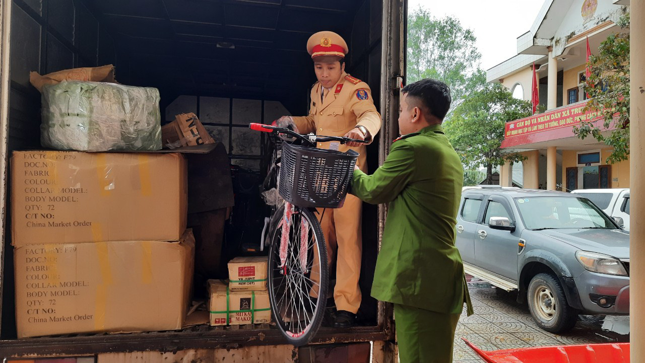 Học sinh ở Quảng Trị cười lộ răng sún khi nhận xe đạp từ đoàn thiện nguyện tỉnh Long An - Ảnh 3.