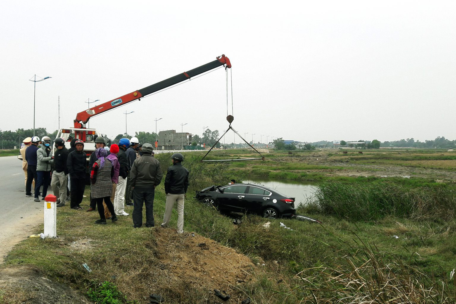 Xe Toyota Vios tông bay cột mốc lao xuống ruộng, tài xế tử vong trong xe - Ảnh 1.