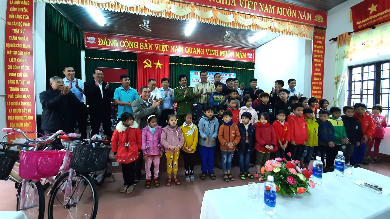 Học sinh ở Quảng Trị cười lộ răng sún khi nhận xe đạp từ đoàn thiện nguyện tỉnh Long An - Ảnh 5.