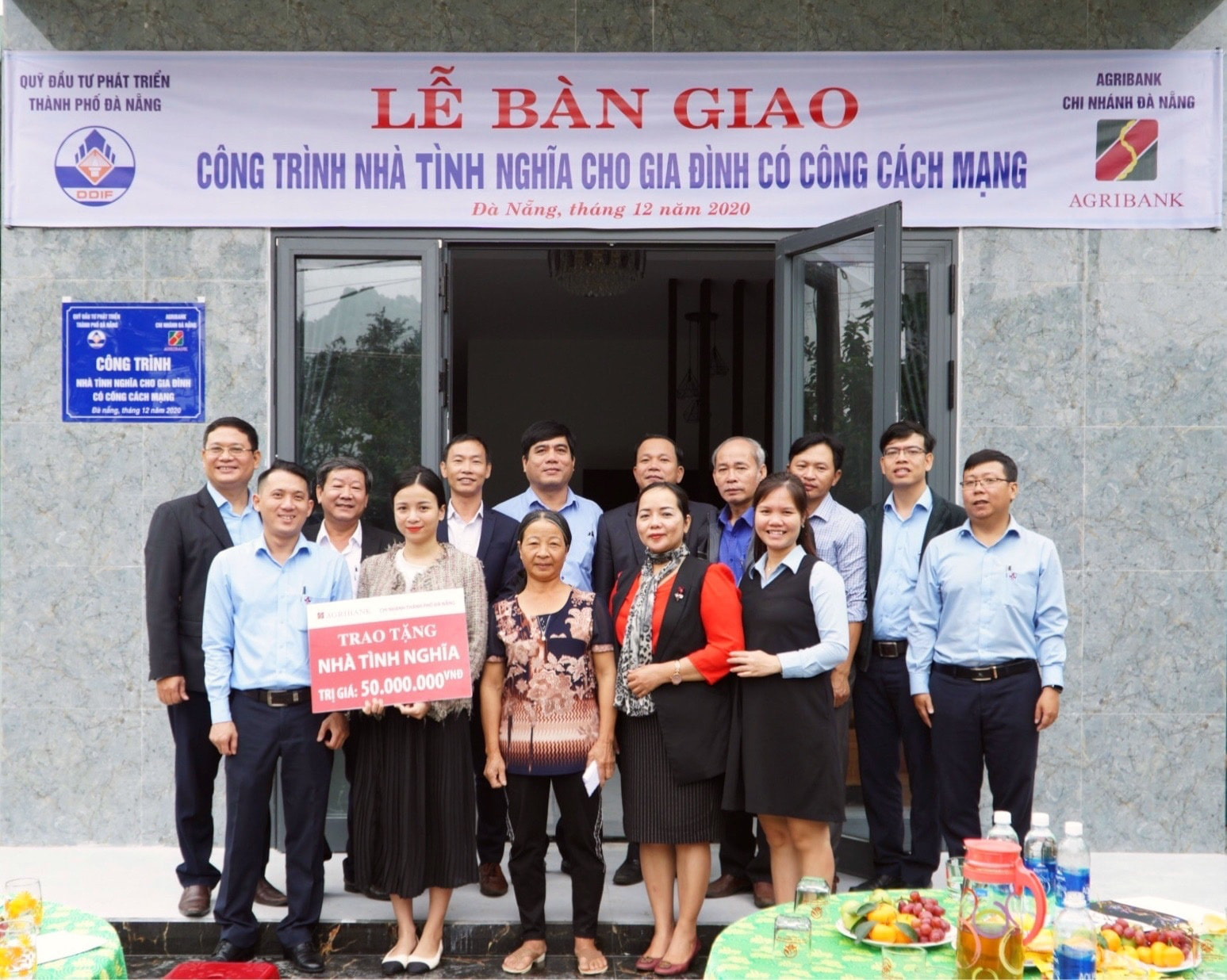 Agribank Chi nhánh thành phố Đà Nẵng trao tặng nhà tình nghĩa cho gia đình có công với cách mạng - Ảnh 1.