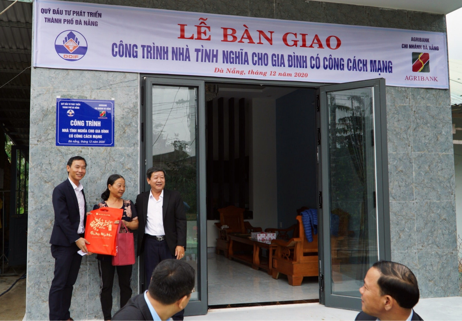 Agribank Chi nhánh thành phố Đà Nẵng trao tặng nhà tình nghĩa cho gia đình có công với cách mạng - Ảnh 2.