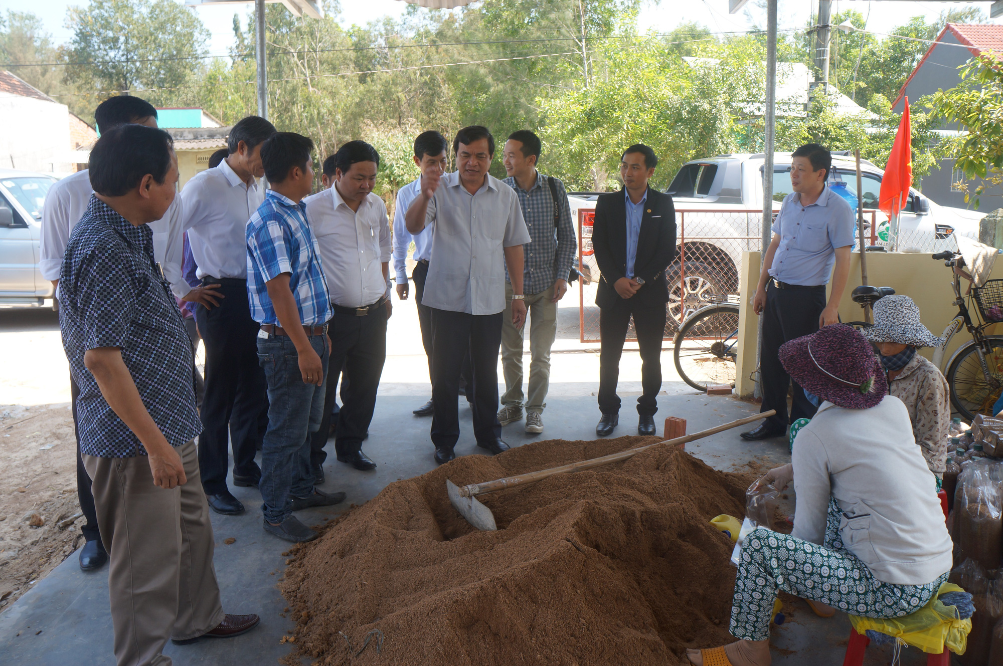 Lần đầu tiên Bí thư, Chủ tịch tỉnh Quảng Nam đối thoại với nông dân - Ảnh 2.