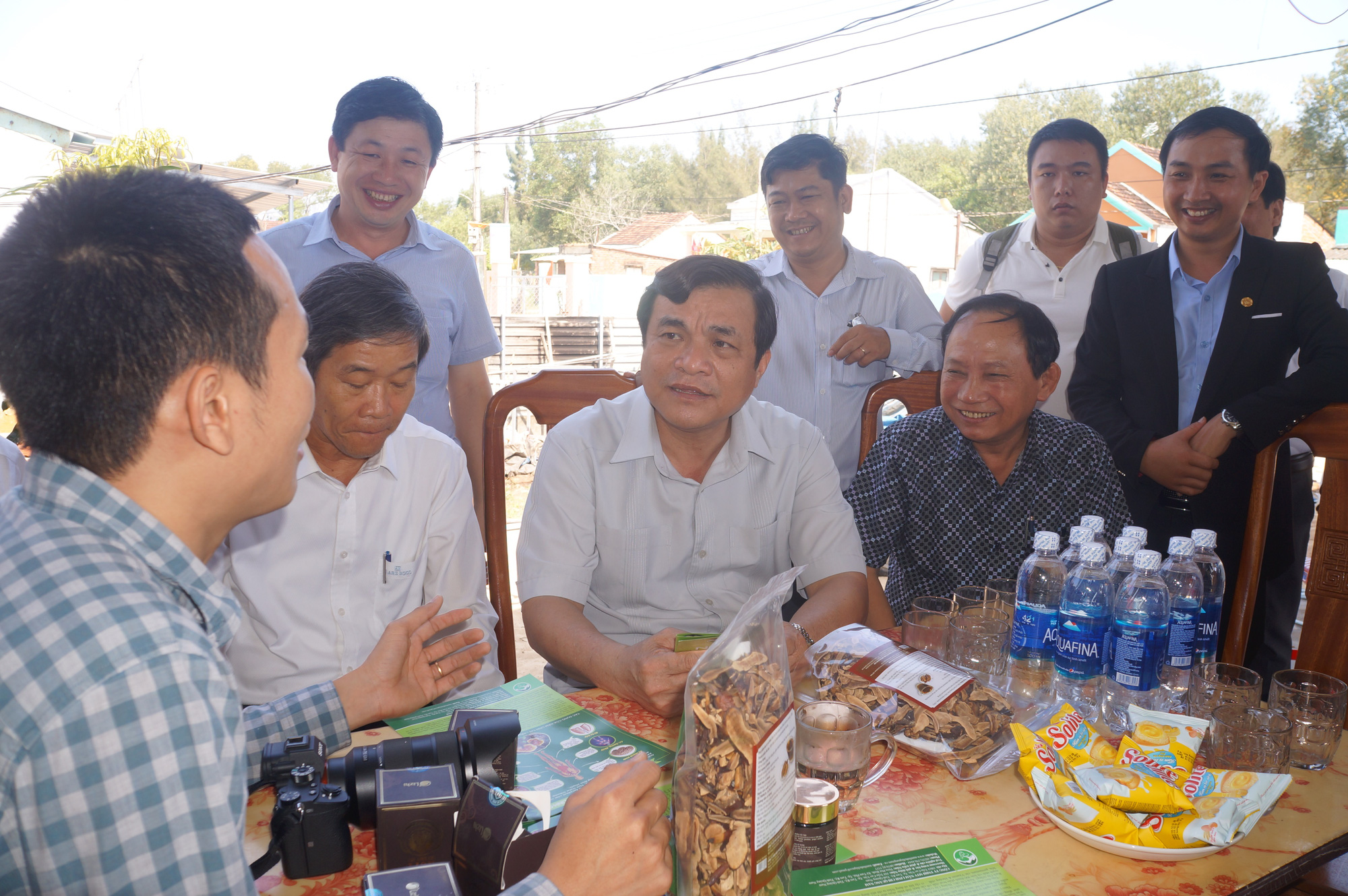 Lần đầu tiên Bí thư, Chủ tịch tỉnh Quảng Nam đối thoại với nông dân - Ảnh 1.