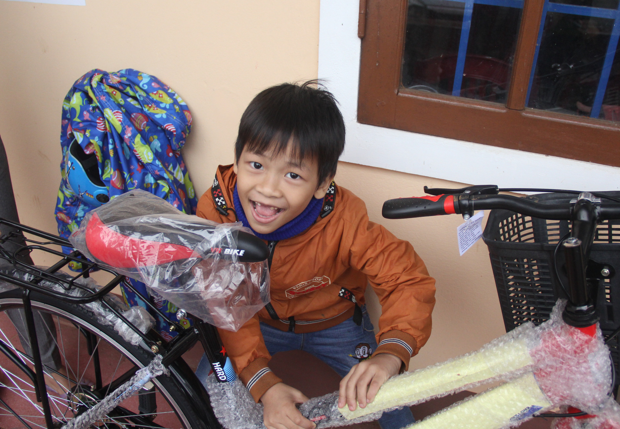 Học sinh ở Quảng Trị cười lộ răng sún khi nhận xe đạp từ đoàn thiện nguyện tỉnh Long An - Ảnh 1.