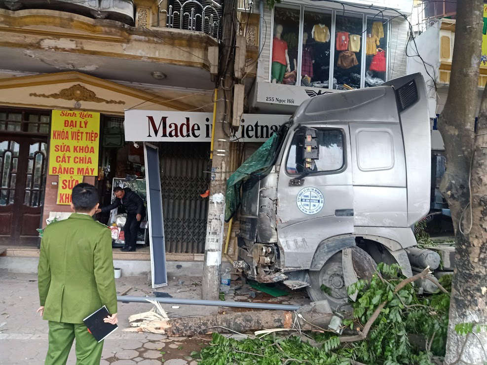 Hà Nội: Xe bồn lao lên vỉa hè, tông bật gốc cây - Ảnh 1.