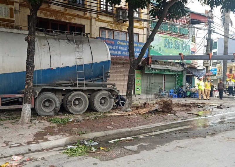 Hà Nội: Xe bồn lao lên vỉa hè, tông bật gốc cây - Ảnh 5.