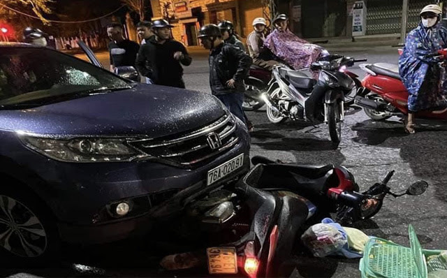 Quảng Ngãi:  Xử lý nữ tài xế ô tô tông, kéo lê xe máy chở bà bầu hơn 500m  - Ảnh 1.
