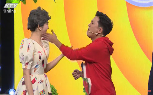 Túm áo, hất thức ăn vào đồng nghiệp ở game show Việt - Ảnh 2.