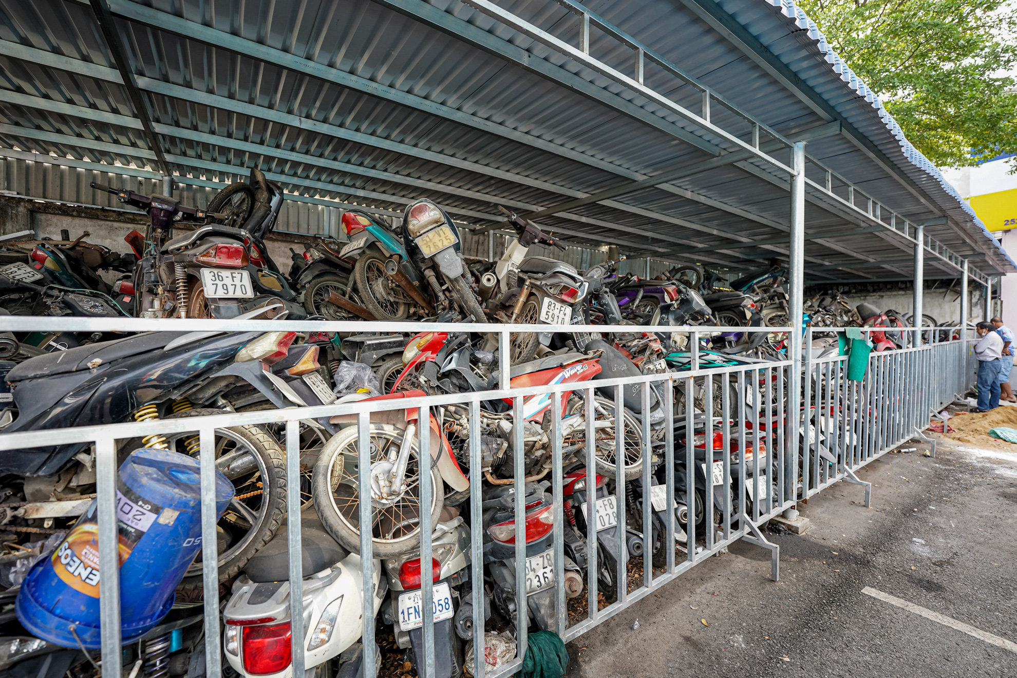 ẢNH: Hàng trăm xe máy vô chủ chất đống tại hai bến xe ở TP.HCM - Ảnh 9.