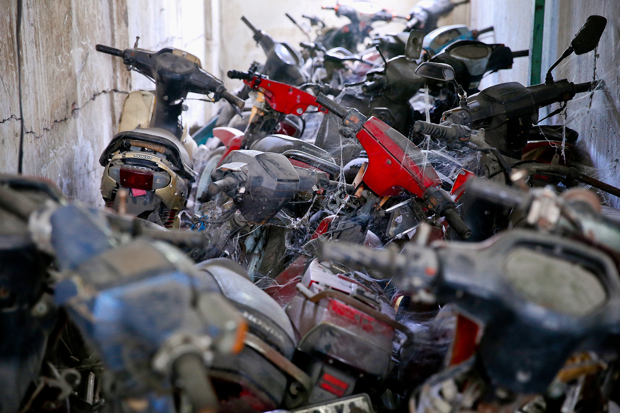 ẢNH: Hàng trăm xe máy vô chủ chất đống tại hai bến xe ở TP.HCM - Ảnh 3.