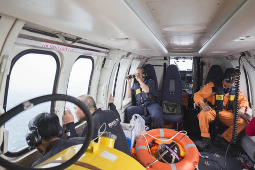 Chưa tìm thấy 2 nhân viên trạm hải đăng Hòn Hải bị sóng biển cao hơn 6 mét cuốn trôi  - Ảnh 2.