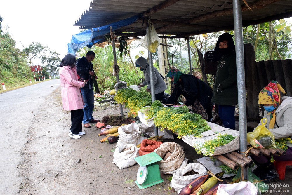 Rét căm căm, dân vẫn mang sâu măng, chuột rừng, mắc khén, rau dại &quot;bán lẻ&quot; ở vùng cao Nghệ An - Ảnh 9.