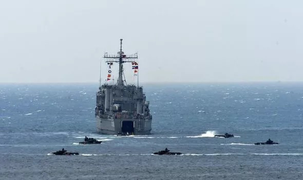 Tàu chiến Đài Loan &quot;'đứng gác&quot; khi tàu sân bay Trung Quốc áp sát hòn đảo  - Ảnh 1.