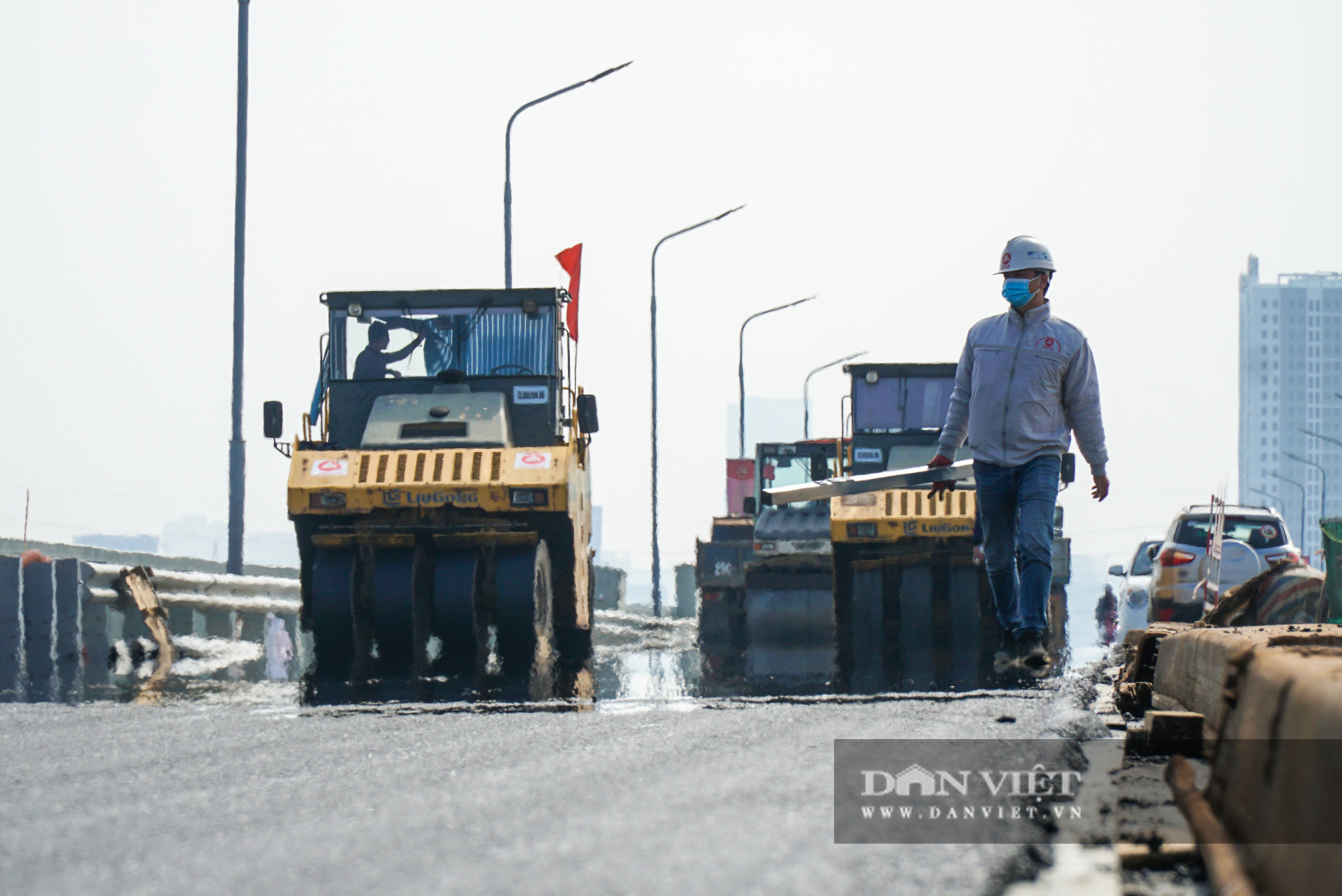 Hối hả trải thảm mặt cầu Thăng Long bằng bê tông nhựa Polime  - Ảnh 9.