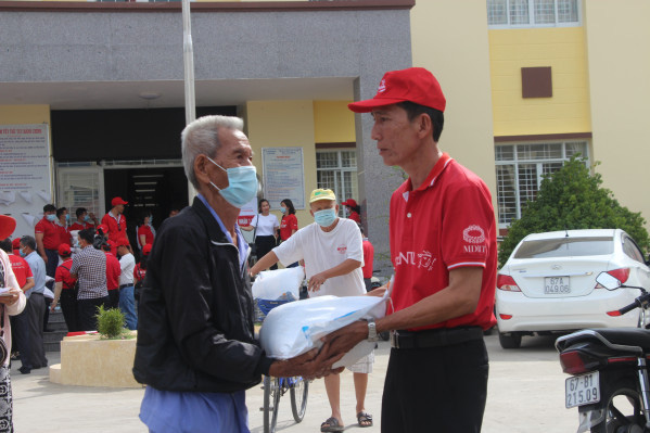 An Giang: Gần 14 tấn gạo đến với bà con có hoàn cảnh khó khăn - Ảnh 5.