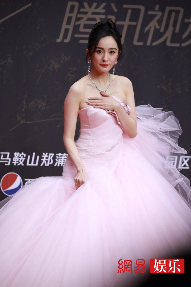 Trương Gia Nghê mặc váy công chúa át vía Dương Mịch trên thảm đỏ  Phong  cách sao  Việt Giải Trí