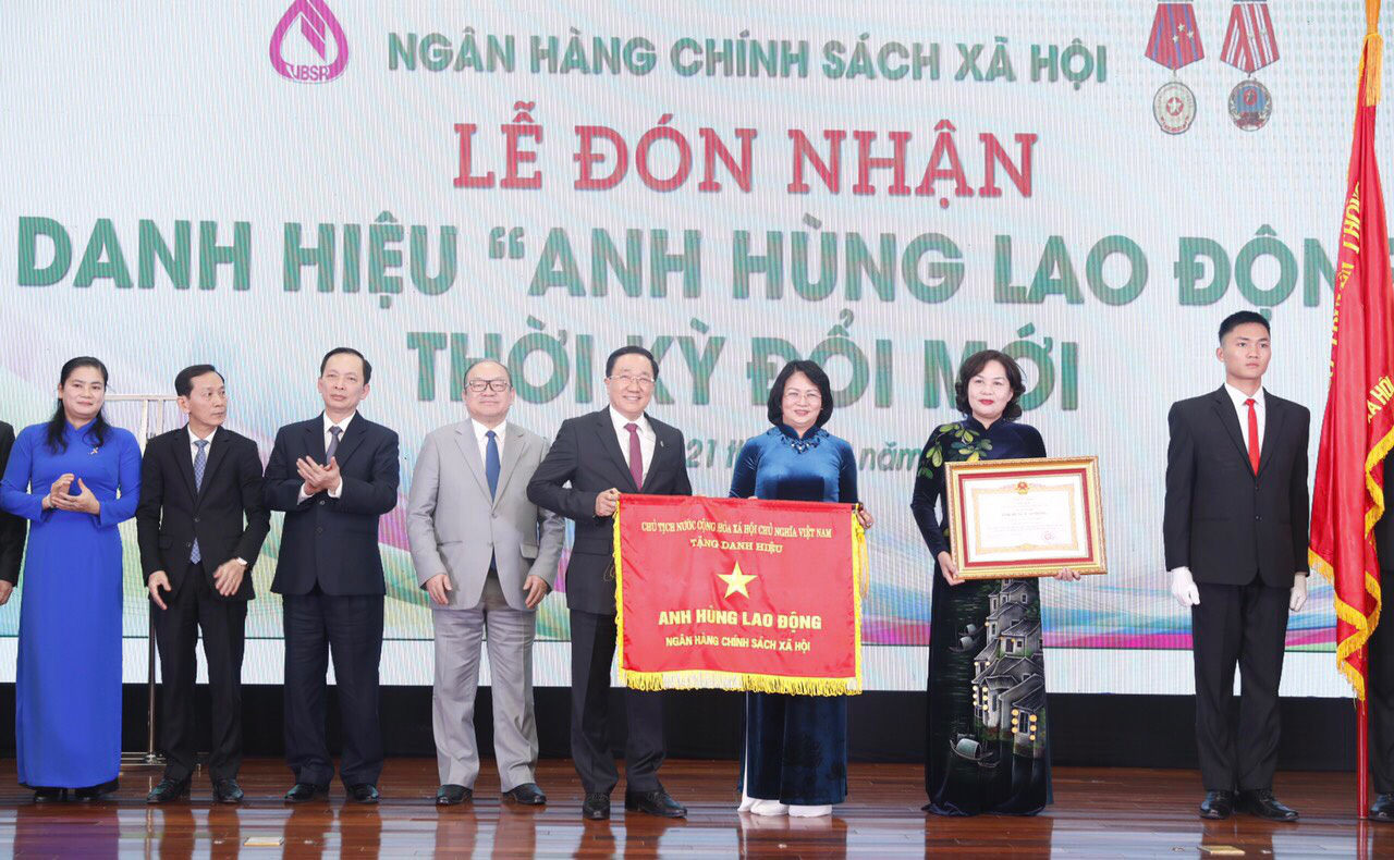 Ngân hàng Chính sách xã hội đón nhận danh hiệu anh hùng lao động thời kỳ đổi mới  - Ảnh 2.