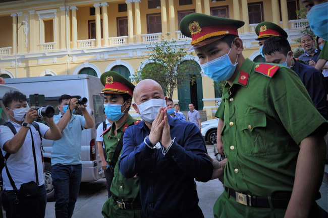 Rời tòa sau khi bị tuyên án 10 năm tù, ông Đinh La Thăng vẫy tay chào mọi người - Ảnh 3.