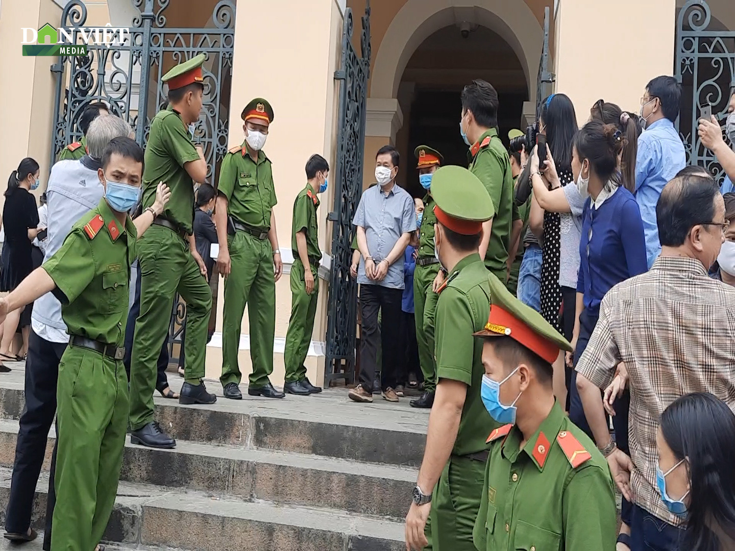 Rời tòa sau khi bị tuyên án 10 năm tù, ông Đinh La Thăng vẫy tay chào mọi người - Ảnh 2.