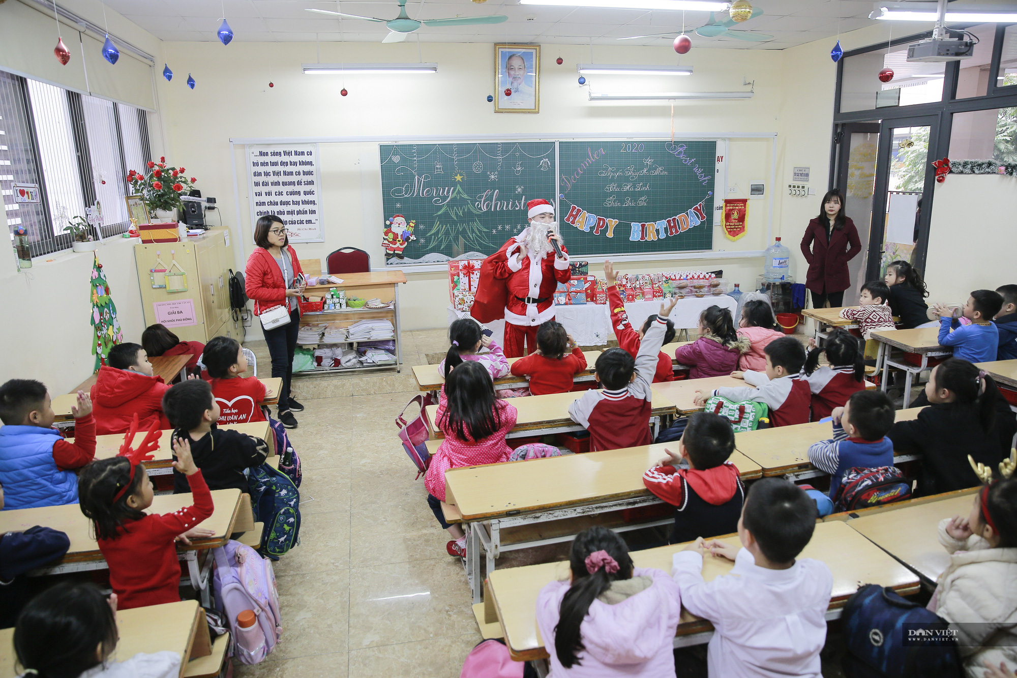 THEO CHÂN SINH VIÊN HÓA TRANG THÀNH ÔNG GIÀ NOEL ĐI PHÁT QUÀ GIÁNG SINH - Ảnh 8.