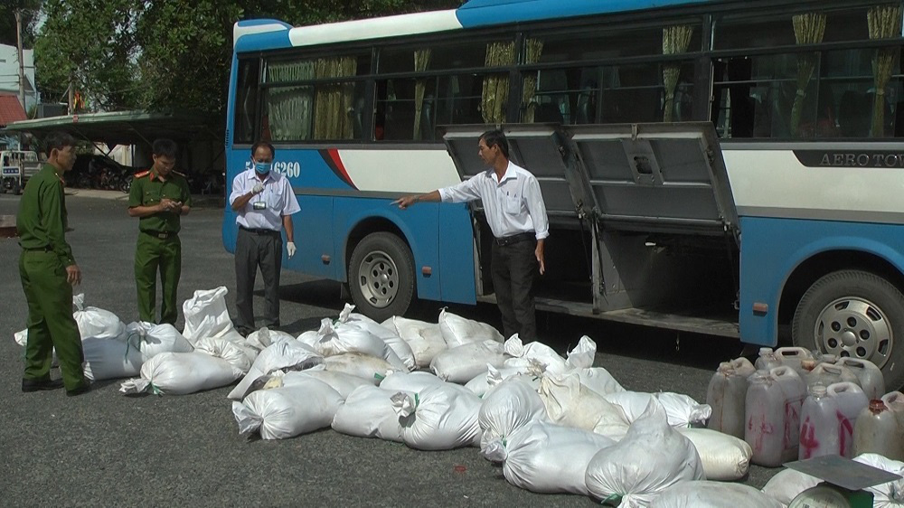 An Giang: Bắt giữ gần 1.700 kg huyết heo không rõ nguồn gốc trên xe khách - Ảnh 1.