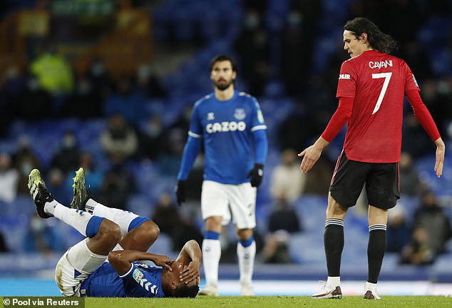 Nổi máu côn đồ, Cavani đấm vào cổ trung vệ Everton - Ảnh 2.
