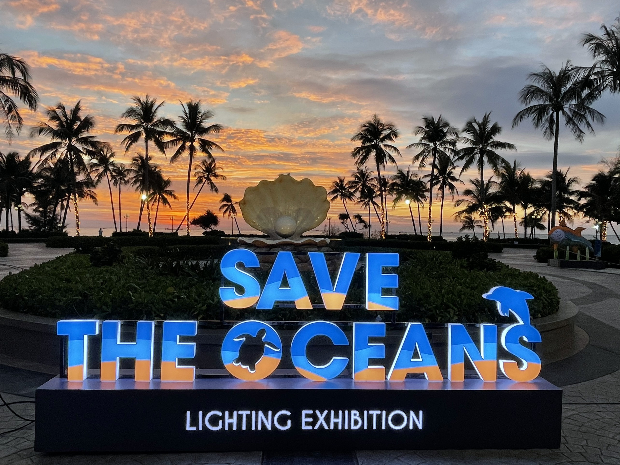 Đảo Ngọc Phú Quốc đón giáng sinh với triển lãm ánh sáng &quot;Save the Oceans&quot;  - Ảnh 1.