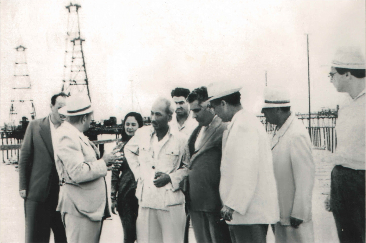 Các bức ảnh quý hiếm về Chủ tịch Hồ Chí Minh thăm mỏ dầu Azerbaijan - Ảnh 2.