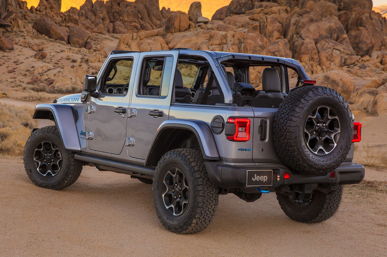 Phiên bản Jeep Wrangler hybrid cắm sạc có giá khởi điểm gần 50.000 USD - Ảnh 2.
