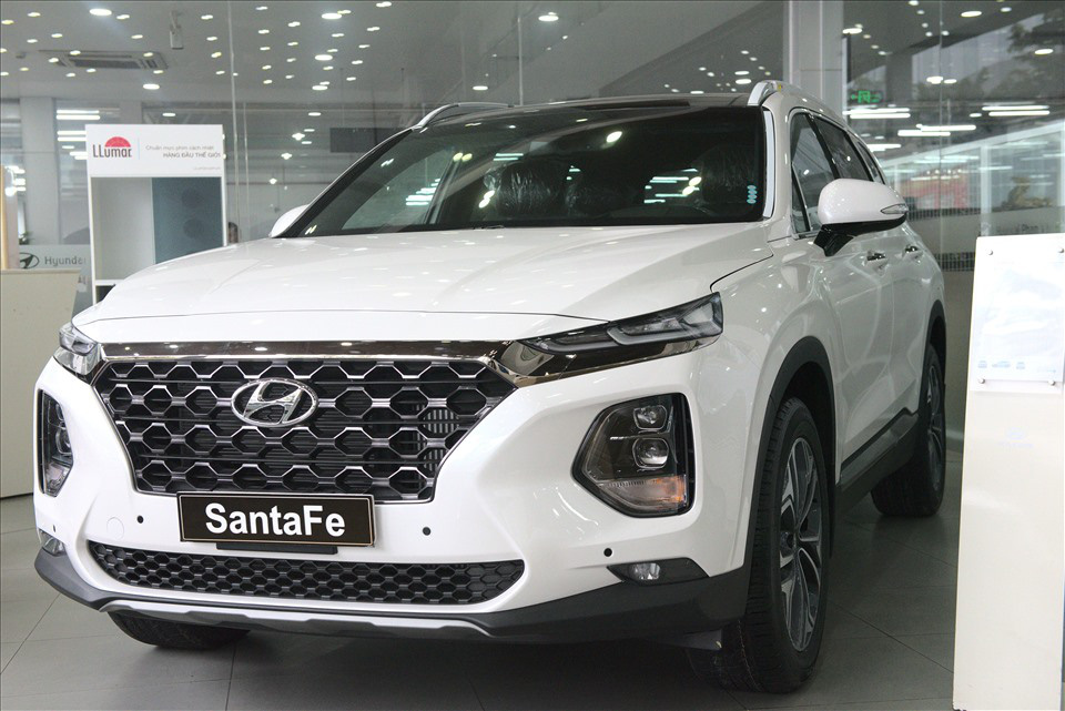 Chi tiết Hyundai SantaFe so kè quyết liệt Honda CR-V - Ảnh 1.