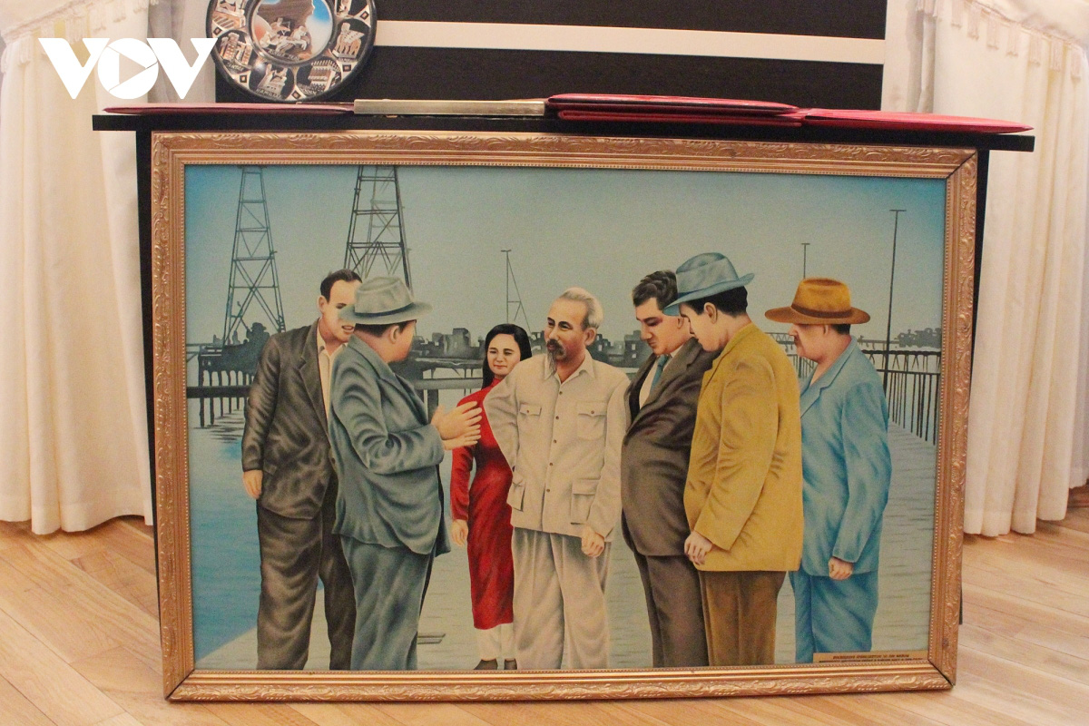 Các bức ảnh quý hiếm về Chủ tịch Hồ Chí Minh thăm mỏ dầu Azerbaijan - Ảnh 3.