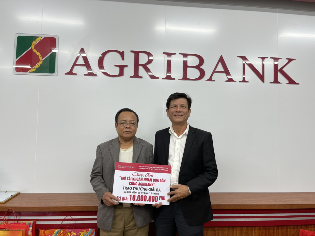 Agribank Liên Chiểu: Trao thưởng Chương trình khuyến mại &quot;Mở tài khoản - Nhận quà lớn cùng Agribank&quot; - Ảnh 1.