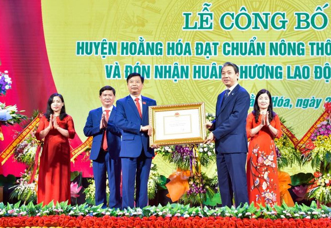 Huyện Hoằng Hóa (Thanh Hóa) công bố đạt chuẩn nông thôn mới và đón nhận Huân chương Lao động Hạng Ba - Ảnh 2.