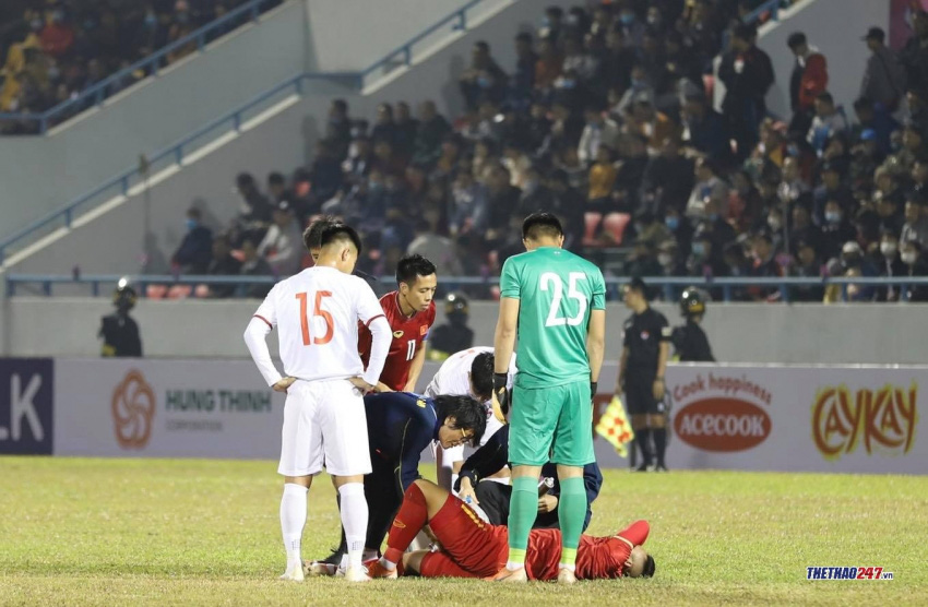 &quot;Bom tấn&quot; dính chấn thương, HLV TP.HCM thầm trách thầy Park - Ảnh 1.