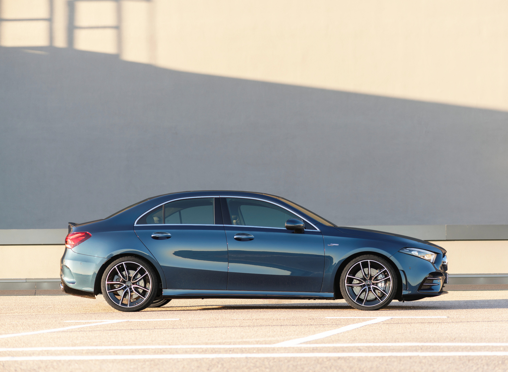 Tầm giá 2,5 tỷ đồng, chọn Mercedes-AMG A 35 hay BMW 330i M Sport - Ảnh 1.
