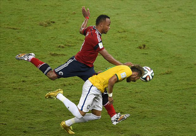 Neymar bị Zuniga phạm lỗi thô bạo ở World Cup 2014.
