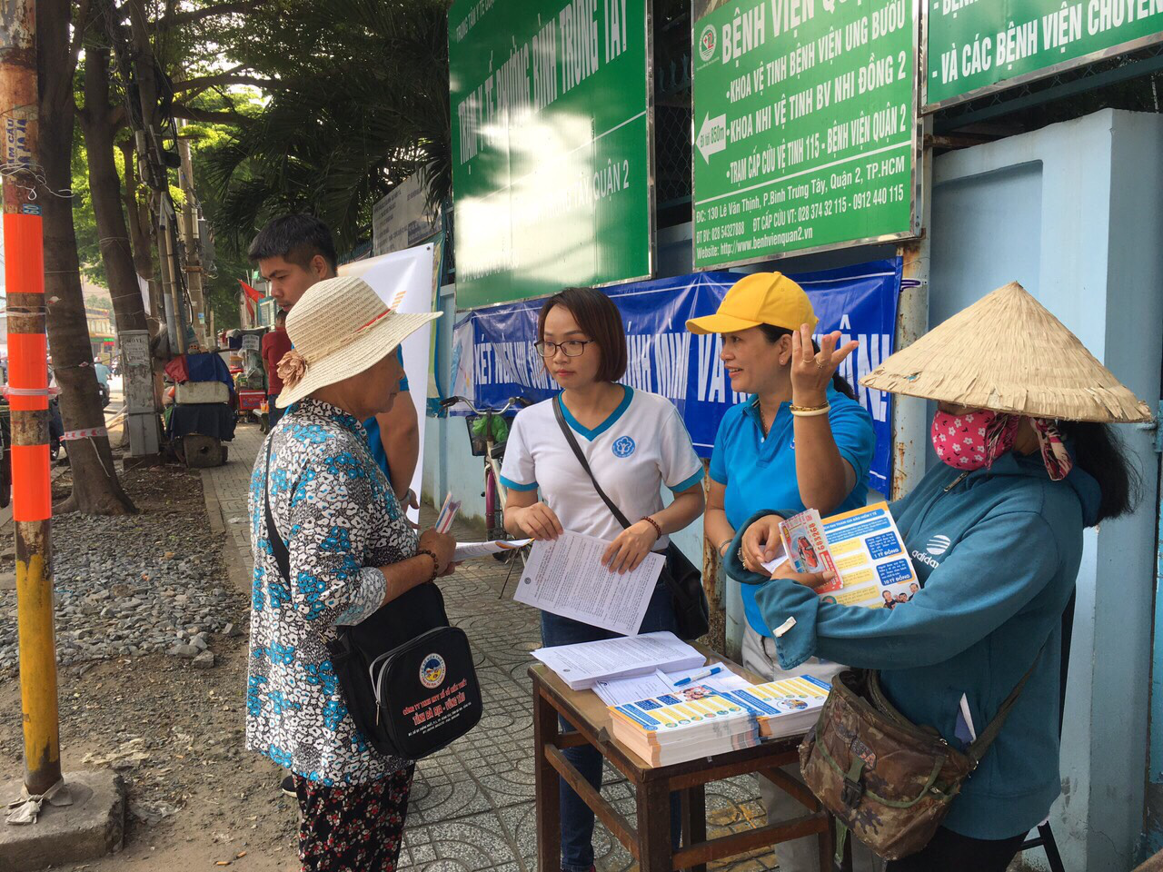 Gõ từng nhà, rà từng người vận động tham gia BHXH - Ảnh 1.