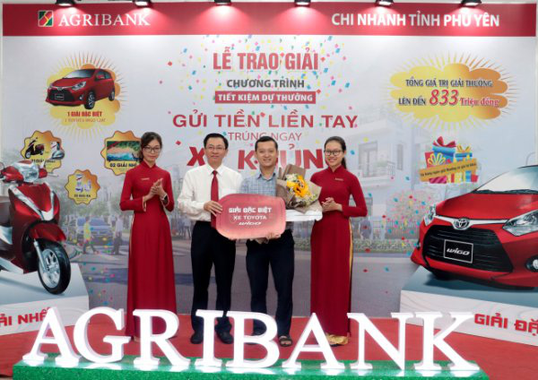 Agribank Chi nhánh Phú Yên trao xe ô tô và xe máy cho khách hàng trúng thưởng - Ảnh 1.