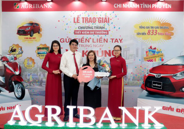 Agribank Chi nhánh Phú Yên trao xe ô tô và xe máy cho khách hàng trúng thưởng - Ảnh 2.