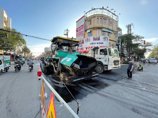 Quảng Ngãi: Lạ, thảm nhựa chồng tuyến đường có bề mặt nguyên vẹn nhất nhì của thành phố (?)  - Ảnh 1.