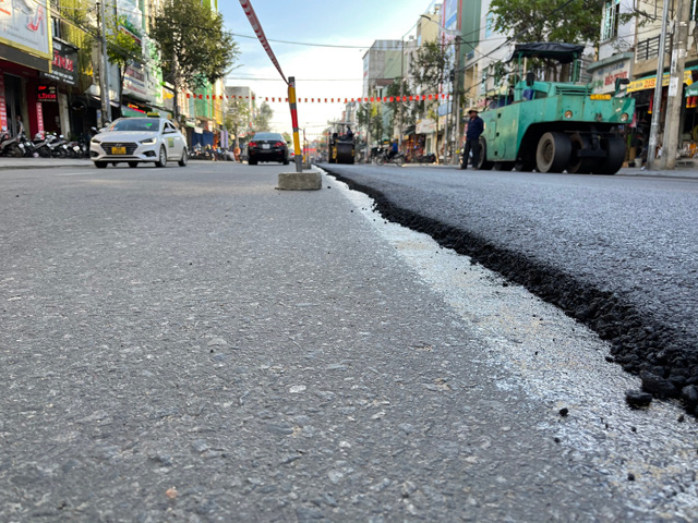 Quảng Ngãi: Lạ, thảm nhựa chồng tuyến đường có bề mặt nguyên vẹn nhất nhì của thành phố (?)  - Ảnh 3.