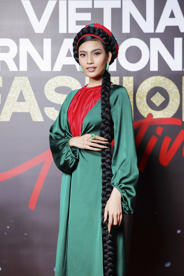 &quot;Vietnam International Fashion Festival 2020&quot;: Những siêu mẫu vang bóng một thời chứng tỏ đẳng cấp - Ảnh 12.