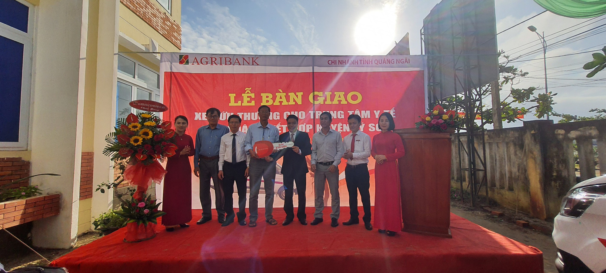 Agribank Quảng Ngãi trao tặng xe cứu thương cho Trung tâm Y tế Quân Dân Y kết hợp huyện Lý Sơn  - Ảnh 1.