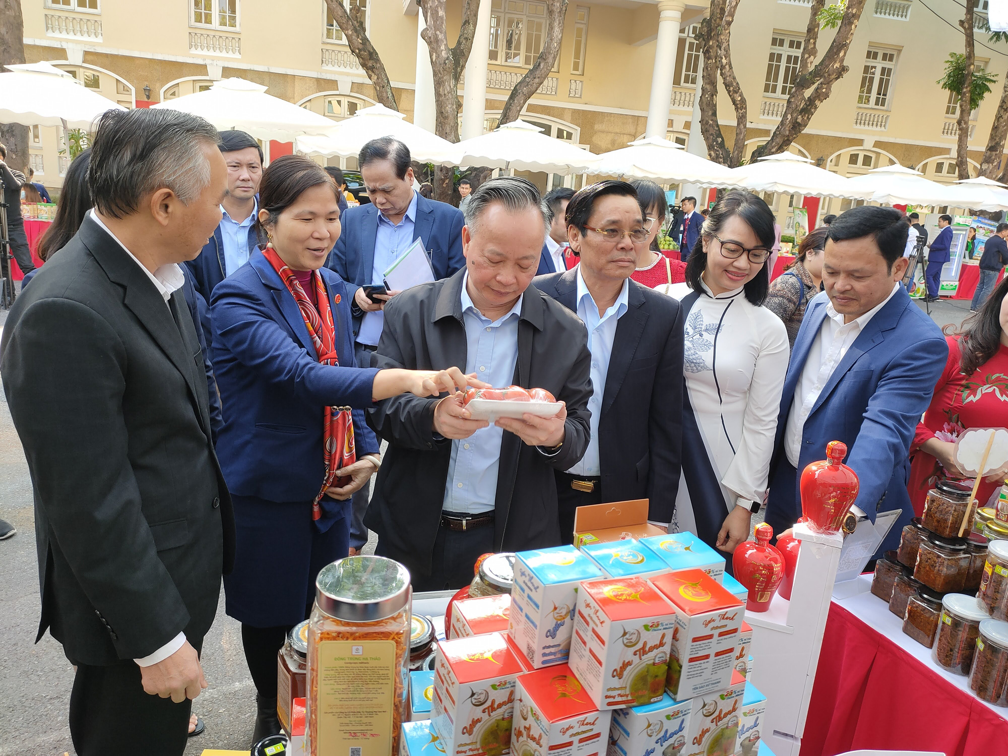 Có điện thoại trong tay, anh chồng đi chợ loại bỏ được ngay nông sản kém chất lượng, giả danh đặc sản - Ảnh 1.