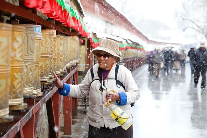 Tây Tạng “đẹp từng xăngtimet” trong tuyết đầu mùa tinh khôi - Ảnh 2.