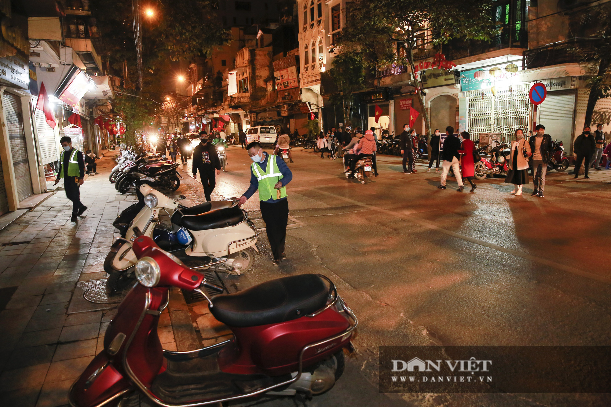 Không khí chào đón năm mới 2021 tại Hà Nội đang “nóng” dần - Ảnh 1.