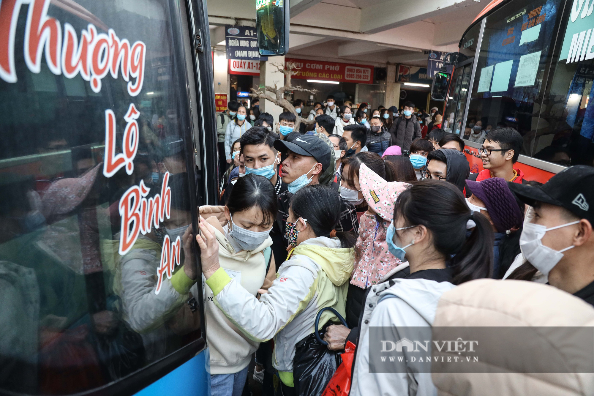 Bến xe chật cứng người, hành khách chen nhau để có tấm vé về quê - Ảnh 5.