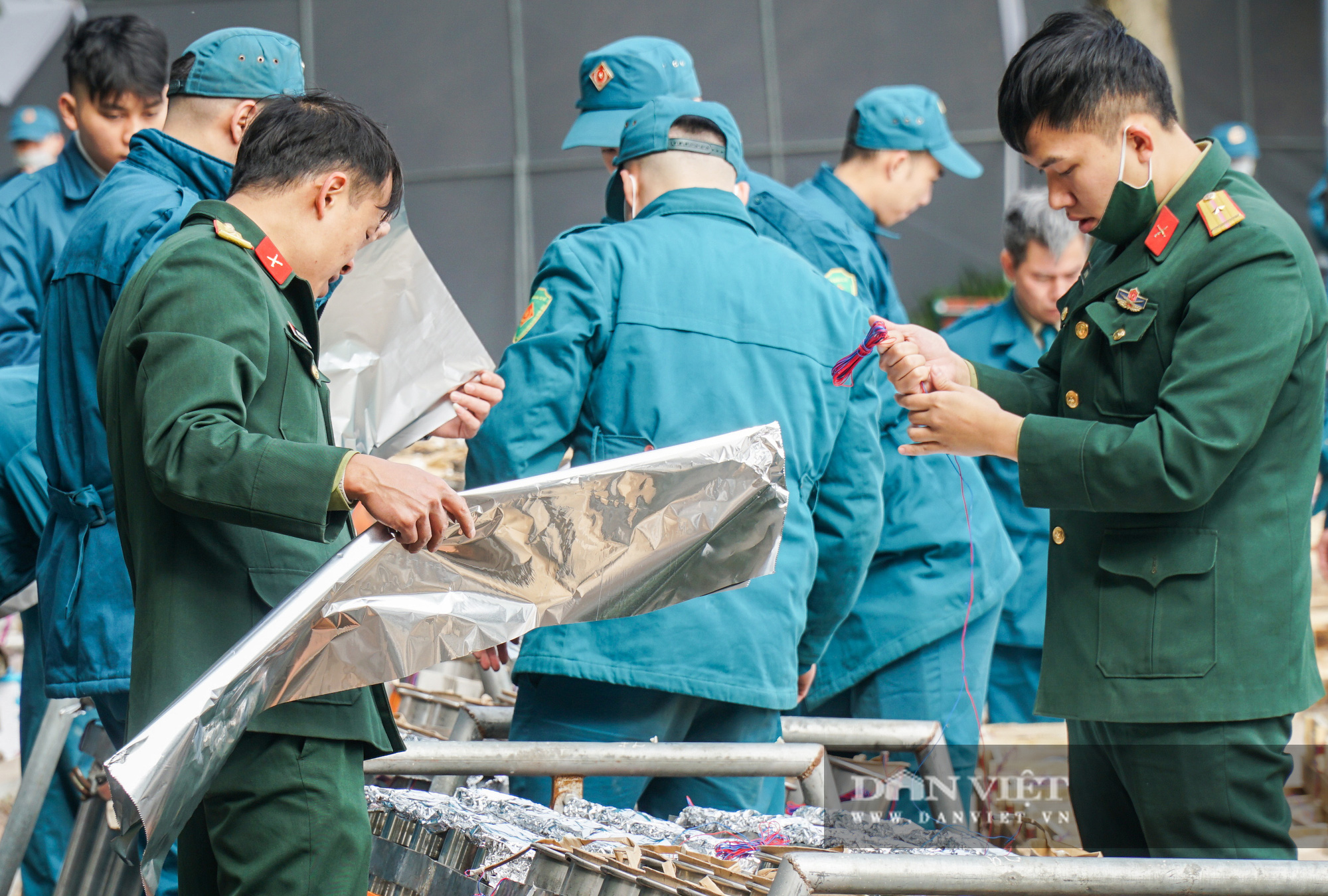 Bên trong trận địa pháo hoa ven hồ Lê Lợi đòi Gươm cụ Rùa - Ảnh 3.