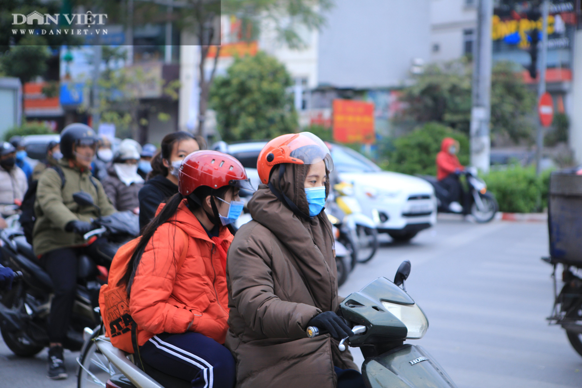 Nhịp sống hối hả của người Hà Nội ngày cuối cùng của năm, co ro trong rét buốt 6-9 độ C - Ảnh 9.